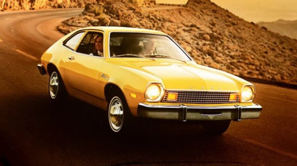 Ford Pinto се появява през 1971 , след като производството му беше пришпорено за двадесет и пет месеца &ndash; приблизително половината от стандарта в индустрията. И това си личеше. При краш-тестове при удар отзад, резервоарът за гориво на Pinto се оказа уязвим към разкъсване при сравнително скромни скорости &ndash; недостатък, който по-късно щеше да стане печално известен.

Поправката е била възможна и евтина. Вътрешни документи на Ford, станали публични по-късно, включващи анализи на разходите и ползите, които изглежда претегляха цената на промените в дизайна спрямо потенциалните разходи за инциденти и съдебни дела. Когато тези документи излязоха наяве, скандалът не беше само заради пожарите, а заради аритметиката &ndash; усещането, че са правени сметки и че човешката цена е била сведена до обикновено перо в бюджета.

През 1978 Ford изтегля 1.5 милиона автомобила Pinto. Колата едва стига до 1980, когато е спряна от производство-